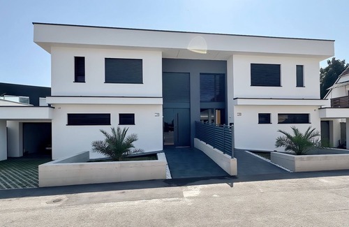 Leonding Villa | Luxury house with pool & garden - perfect for families & friends