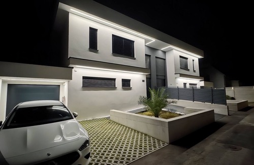 Leonding Villa | Luxury house with pool & garden - perfect for families & friends