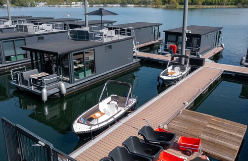 Middelaar Boat Rental | Luxury Houseboat on the Mookerplas