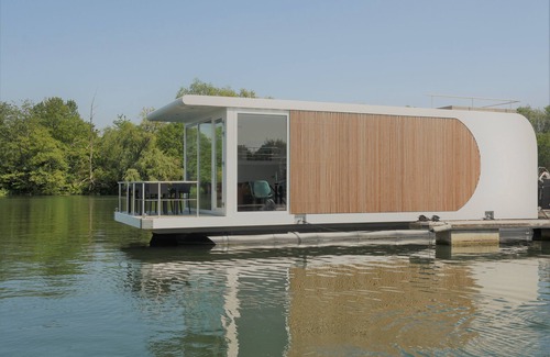 Heugum Boat Rental | Luxury houseboat with panoramic view. Beautiful location and close to the city of Maastricht.