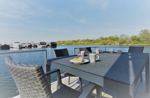 Heugum Boat Rental | Luxury houseboat with panoramic view. Beautiful location and close to the city of Maastricht.