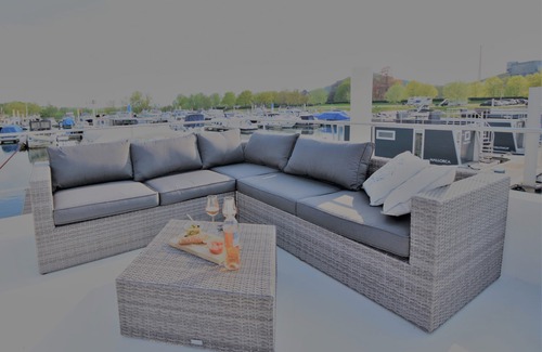 Heugum Boat Rental | Luxury houseboat with panoramic view. Beautiful location and close to the city of Maastricht.