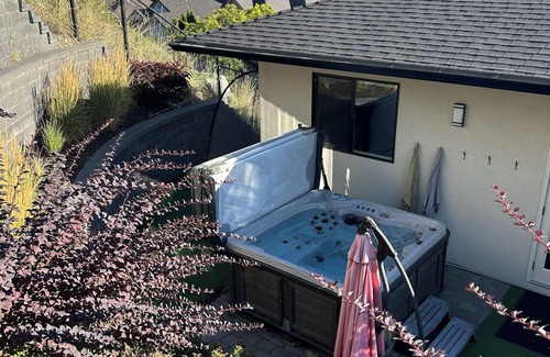North Glenmore House | Luxury Kelowna Oasis on Knox Mountain minutes from downtown. Great for families!