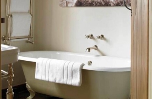 Edington Bed & Breakfast | Luxury King Ensuite Coulston at The Three Daggers