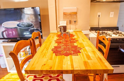 Waterbury Apartment | Luxury King Suite in Waterbury. 3 Bedroom. Essentials Close-By,