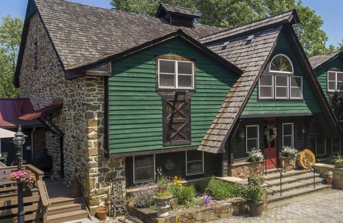 Blue Ridge Bed & Breakfast | Luxury King Suite w/Private Entrance & Slate Walk-In Shower