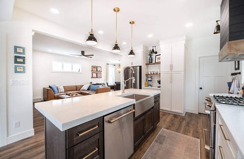 Sheboygan House | Luxury Lake House-4Bed-2Bath-NEW Renovation 2023-Walk to Beach, Dining, & More.