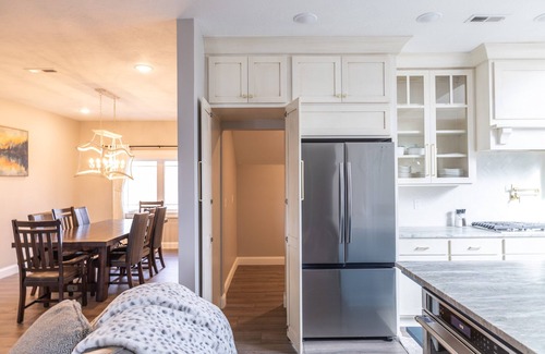 Ridgedale House | Luxury Lake Loft, 2 bedrooms for up to 9 near all the Branson entertainment.