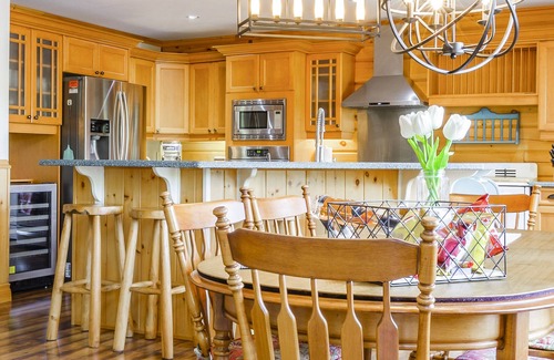 Trent Lakes Cottage | Luxury Lake Log Cottage With Hot Tub and Fire Place