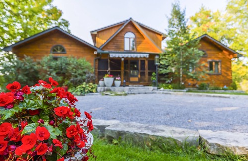 Trent Lakes Cottage | Luxury Lake Log Cottage With Hot Tub and Fire Place