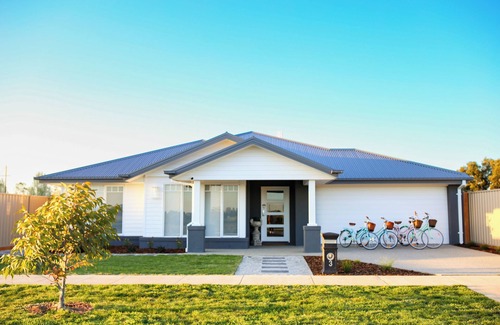 Nagambie House | Luxury Lake Nagambie Retreat by Twin Palms Holiday Rentals