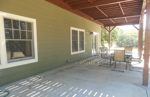 Dos Rios House | Luxury Lake Suite 9 Hole & Disc Golf with Hot Tub, Views, Large Patios.