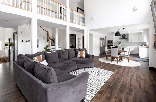 Vernon House | Luxury Lake view, minutes from the Kalamalka beach