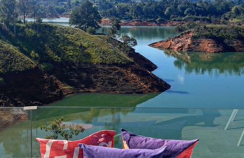 El Penol Villa | LUXURY LAKE VILLA GUATAPÉ