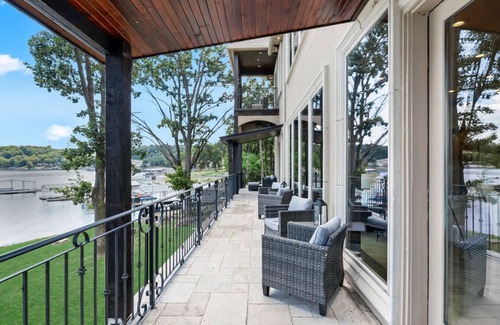 Cleora Apartment | Luxury Lakefront Home