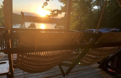 Lindseyville House | Luxury Lakehouse in Mammoth Cave with amazing sunset view and relaxing fire-pit.