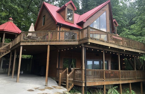 Lindseyville House | Luxury Lakehouse in Mammoth Cave with amazing sunset view and relaxing fire-pit.