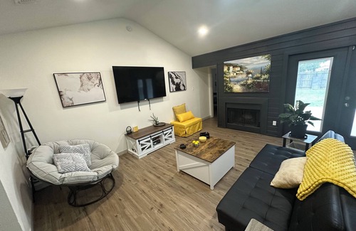 San Angelo House | Luxury Lane: Prime Location by ASU & Across from GF Base - No Stairs - Pet Haven
