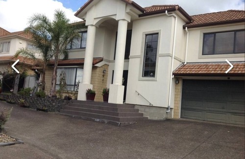 Somerville House | Luxury Large 2 Storied Villa Walk to Shopping Mall Howick