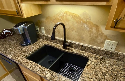Estes Park Condo | “Luxury Living by the River: Embrace Comfort, Surrounded by Wildlife. 2B2Bcondo