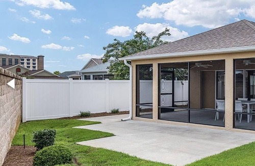 The Villages House | Luxury living minutes away from Brownwood Paddock Square-4 seat golf cart incl.