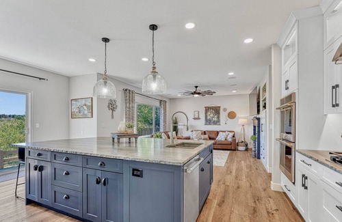 Parker House | LUXURY LIVING on OPEN SPACE and Mountain Views! 4BD|5BA|3CAR|Culdesac|30 Day Min