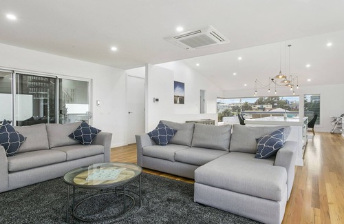 Ocean Grove House | LUXURY LIVING ONLY 200M FROM BEACH & TOWN CENTRE! - 82B Orton Street