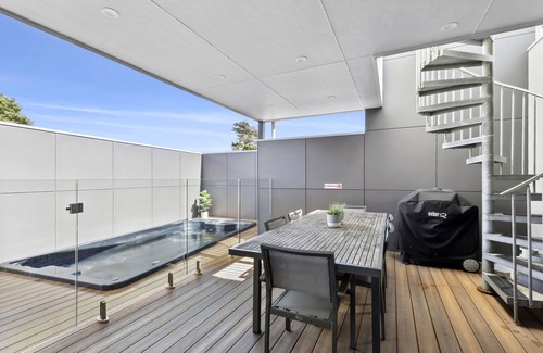 Ocean Grove House | LUXURY LIVING ONLY 200M FROM BEACH & TOWN CENTRE! - 82B Orton Street