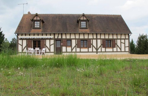 Fontaines-en-Sologne Cottage | Luxury Lodge in Fontaines-en-Sologne: Heated Pool, Private Lake, Activities & Scenic Views