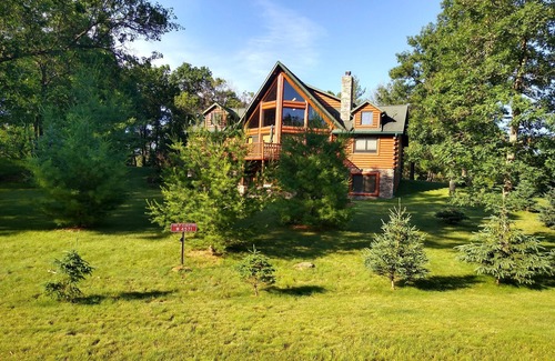 Mauston Cabin | Luxury Lodge on Castle Rock Lake. Perfect Setting For Your Outdoor Fun