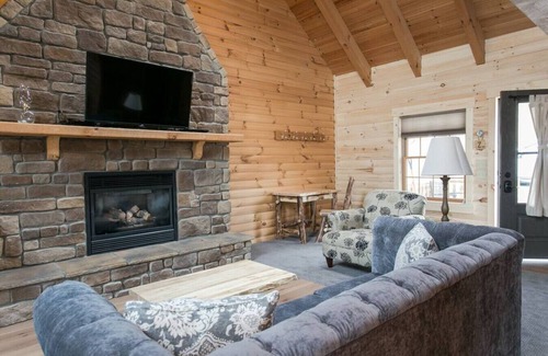 Millersburg Apartment | Luxury Lodge Suite with Jacuzzi - Near Berlin Ohio