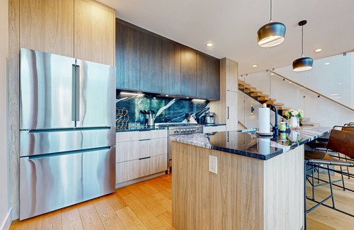 Hyak Cabin | Luxury Lodge w/Breathtaking Mountain Views, large yard, fireplace & WIFI