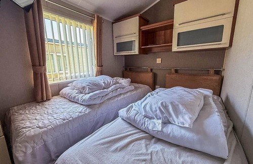 Hopton on Sea Cabin | Luxury lodge with stunning sea views at Hopton Haven Park ref 80055S