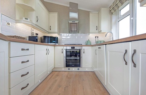 Diss Ski Chalet | Luxury lodge with one double with en suite shower and two twin.