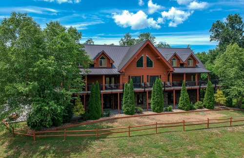 Gatlinburg - Pigeon Forge Cabin | Luxury Lodge with Private Chapel & Indoor Pool – Perfect for Weddings & Retreats
