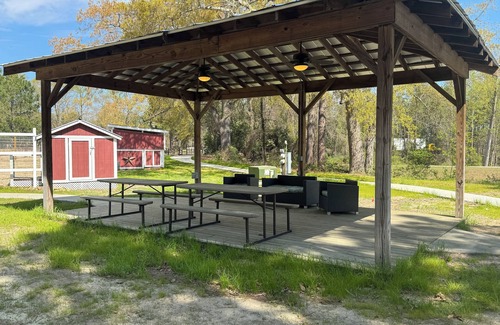 Elizabethtown Resort | Luxury Lodging, Lakefront View, Queen Bed w/Private Bath, Pull-out sofa, Private Patio.