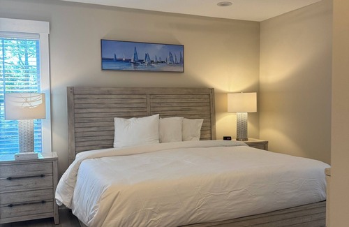 Elizabethtown Resort | Luxury Lodging, Lakefront View, King Bed w/Private Bath, Patio
