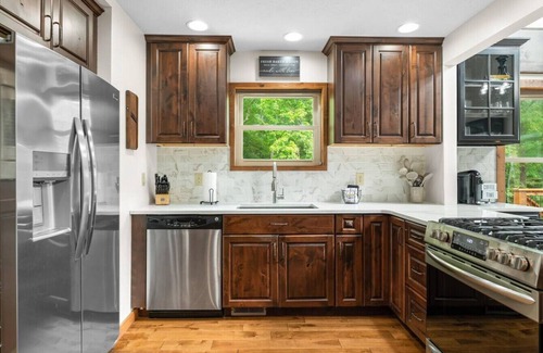 Freetown Cabin | Luxury Log Cabin Retreat with PRIVATE POOL, Hot Tub & Stocked Lake in the Forest