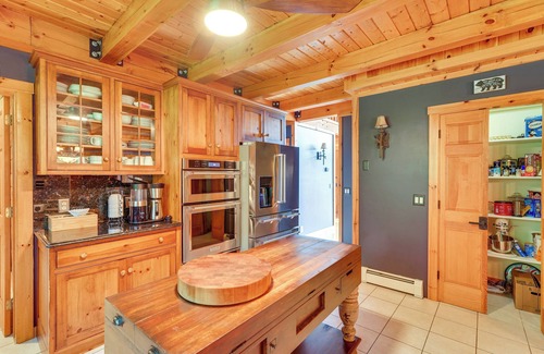Hope Cabin | Luxury Log Cabin w/EV Charger & Mtn Views!