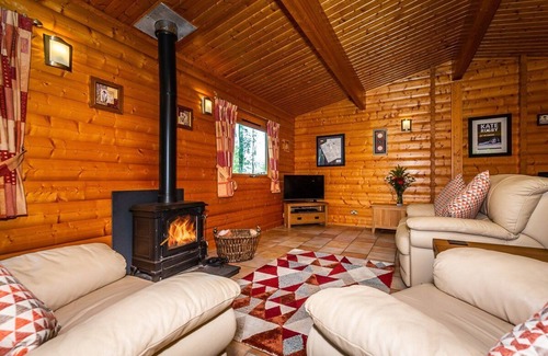 Louth Cabin | Luxury log cabin with veranda nestled in Kenwick Park, Louth
