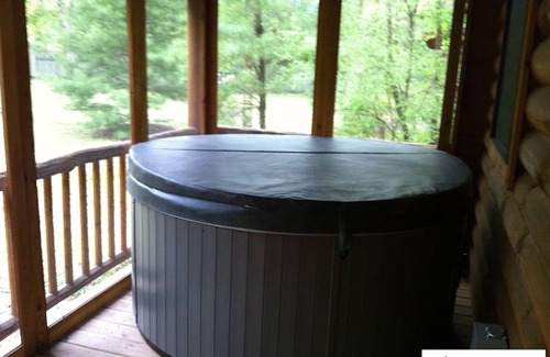 Saugatuck Cabin | Luxury Log Home at the Sugar Shack at Lake Goshorn