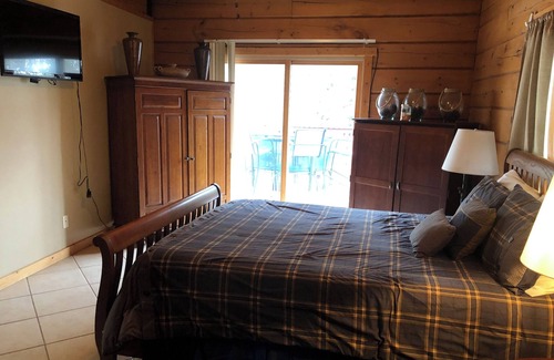 King Cabin | LUXURY LOG HOME WITH YOUR PRIVATE DOCK ON THE CHAIN O LAKES
