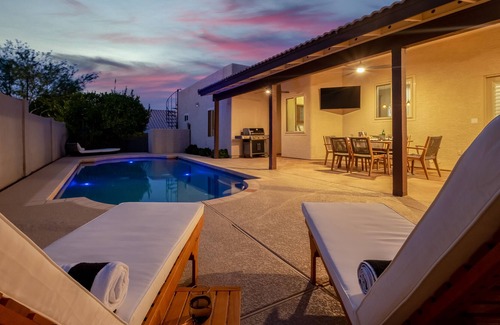 Paradise Valley Village House | Luxury Lookout Canyon 5 bdrm Stunner w/HTD Pool and Fire Pit! Close to Hiking!