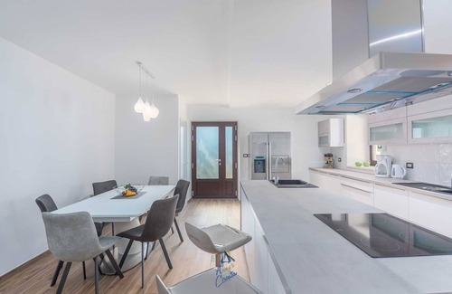 Fiorini Villa | Luxury Mediterranean 4-BR Villa for 8 with Sauna and Heated Pool
