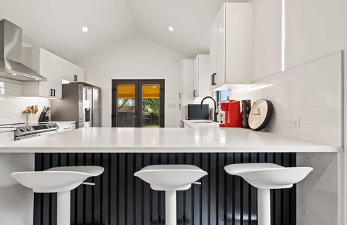 Austin House | Luxury Modern 5BR w/Hot Tub, Huge Patio & Yard. Mins from Downtown Austin!