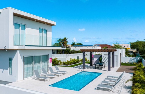 Bubali House | Luxury, Modern Home w/Resort-Style Pool& Private Veranda *Near Eagle Beach*