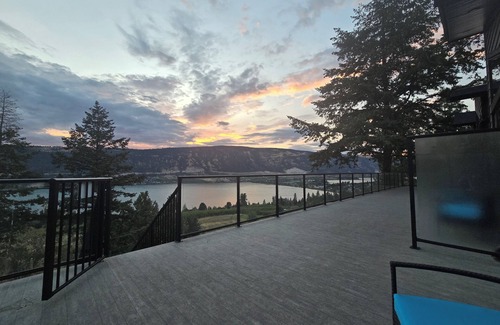 Central Okanagan Apartment | Luxury modern loft. Located on a plateau with stunning views over lakes