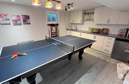 Cooksville House | Luxury Modern Retreat: Sauna, Theatre, Pool Table