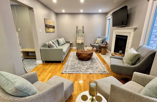 Erin Mills House | Luxury Modern Retreat: w/Sauna & Modern Amenities