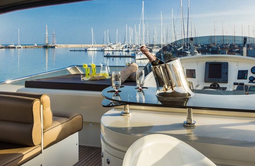 Alimos Boat Rental | Luxury Moments & Services sleeping on board in Yacht Amoraki
